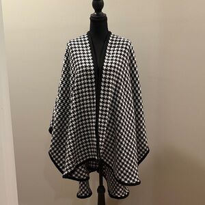 V. FRAAS Classic Black and White Houndstooth Cape